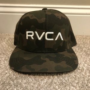 CAMO RVCA FLAT BILL HAT